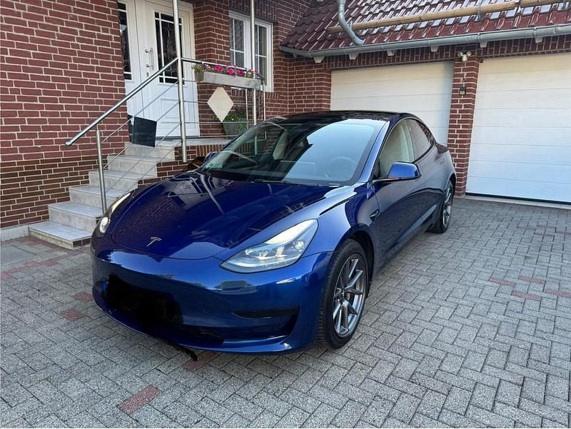 Blau Gebraucht 2022 Tesla Model 3 Standard Range Limousine | 27.290 € - Bild 1/4