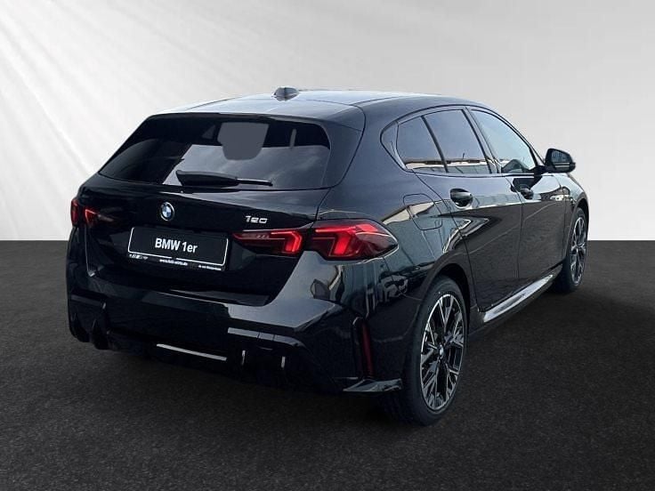 Neu BMW 120 M Sport 170 PS (125 kW) 2025 Saphirschwarz metallic Kleinwagen
