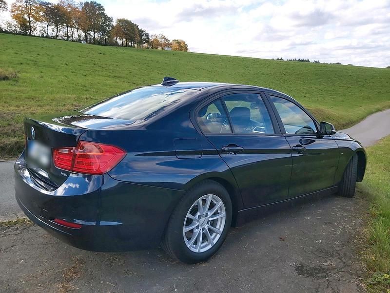 Gebraucht BMW 320 184 PS (135 kW) 2013 Blau Limousine