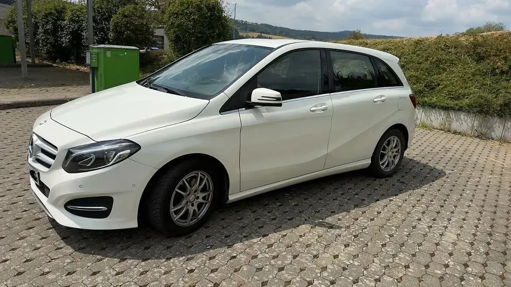Gebraucht Mercedes B180 Style 122 PS (89 kW) 2017 Weiß Kleinwagen