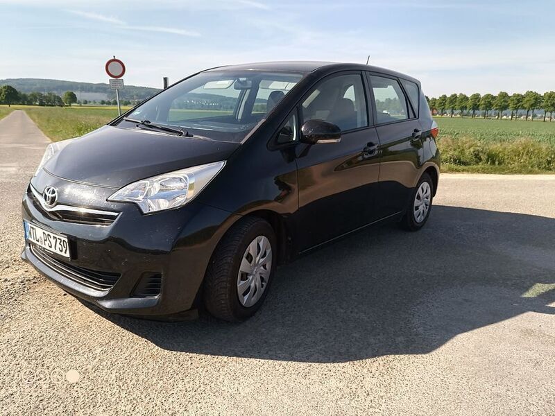 Schwarz Gebraucht 2011 Toyota Verso-S Life Van / Kleinbus | 5.500 € (Fairer Preis) - Bild 1/4