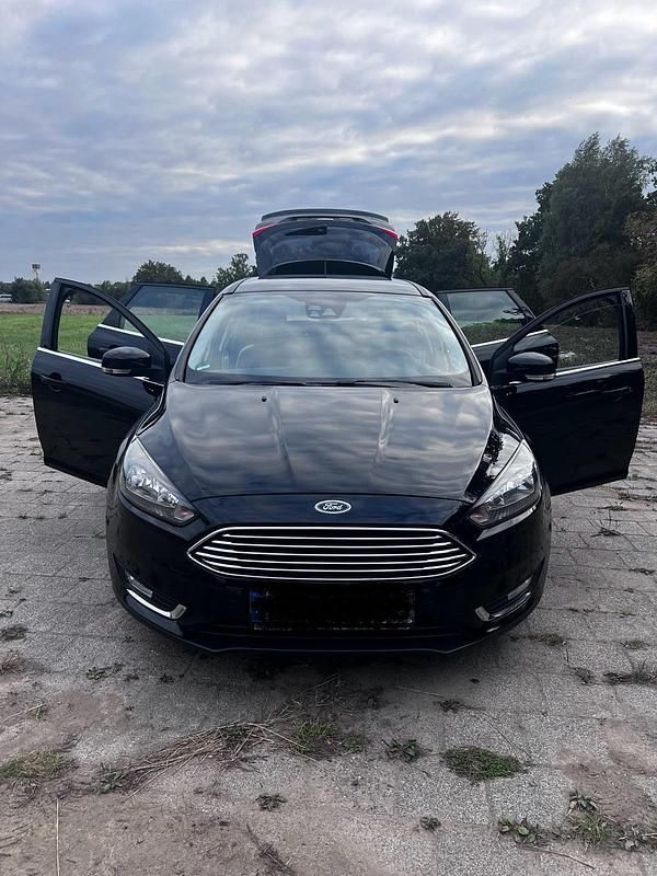 Schwarz Gebraucht 2015 Ford Focus Kombi | 9.600 € (Fairer Preis) - Bild 1/4