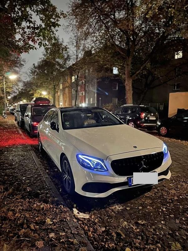 Gebraucht Mercedes E220 194 PS (142 kW) 2019 Weiß Limousine