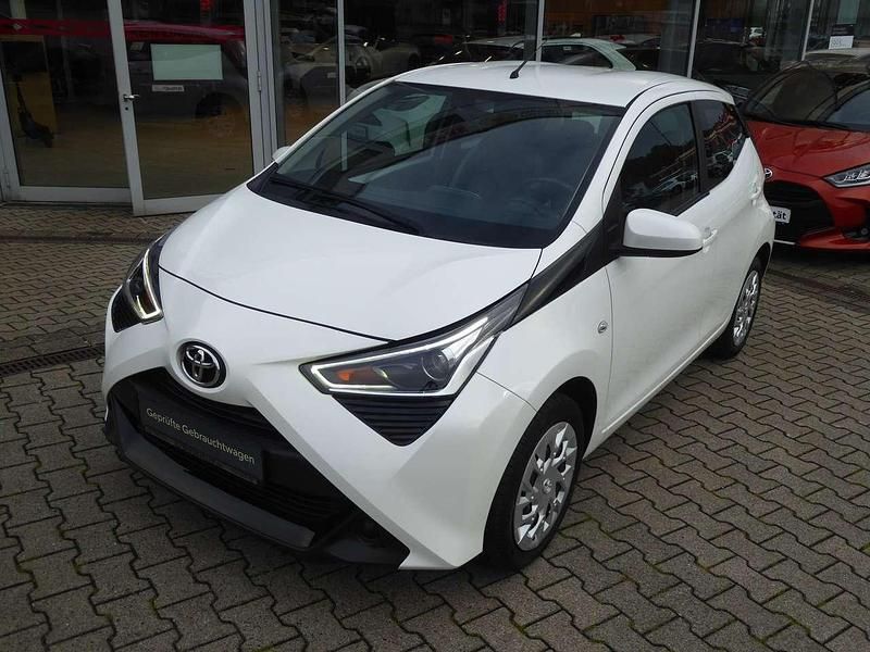 Schneeweiß Gebraucht 2021 Toyota Aygo X-play Kleinwagen | 9.990 € (Fairer Preis) - Bild 1/4