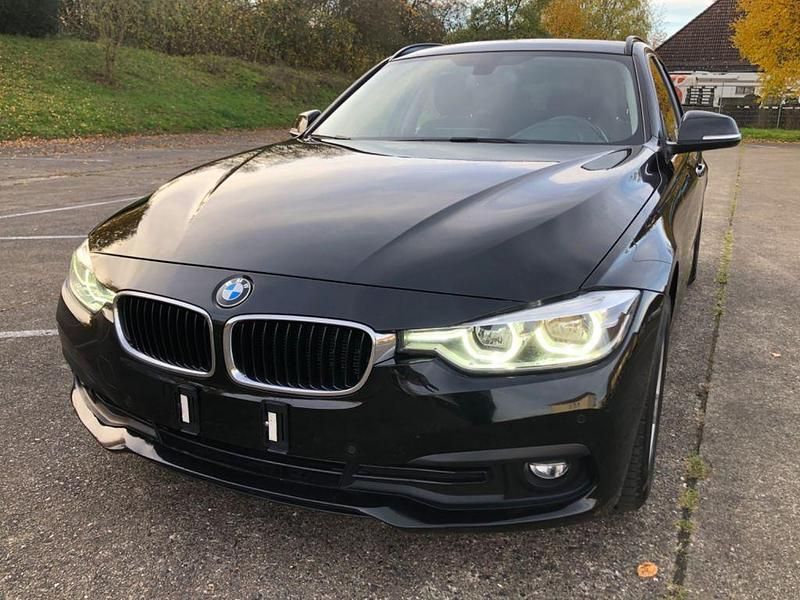 Schwarz Gebraucht 2018 BMW 320 Advantage Kombi | 12.900 € (Guter Preis) - Bild 1/4