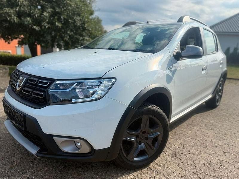 Weiß Gebraucht 2018 Dacia Sandero Celebration Kleinwagen | 9.590 € (Guter Preis) - Bild 1/4