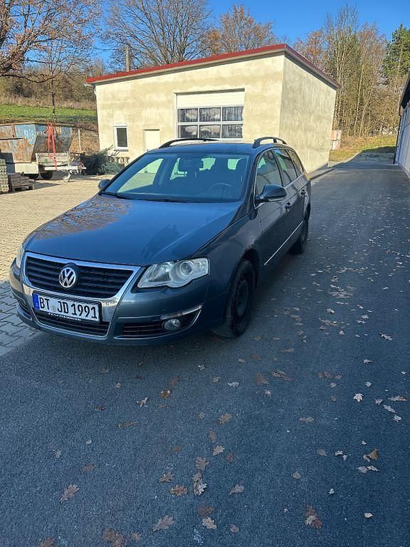 Grau Gebraucht 2010 VW Passat Comfortline Limousine | 1.999 € (Superpreis) - Bild 1/4