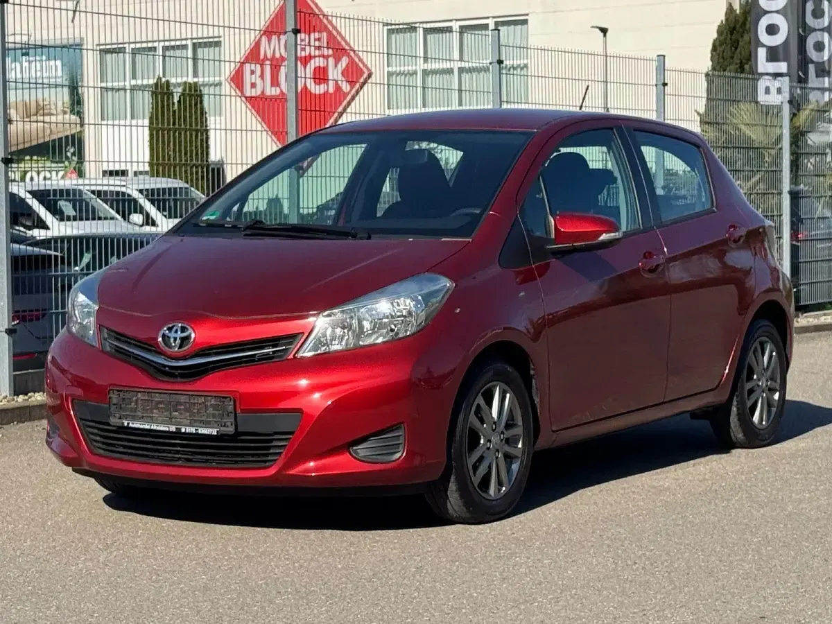 Gebraucht Toyota Yaris Edition 99 PS (72 kW) 2014 Rot Kleinwagen