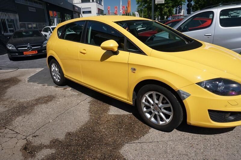 Gelb Gebraucht 2009 Seat Leon Stylance Limousine | 2.950 € (Guter Preis) - Bild 1/4
