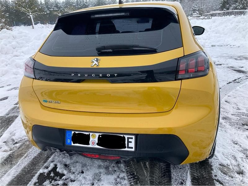 Gebraucht Peugeot e-208 100 kW (136 PS) 2021 Gelb Kleinwagen