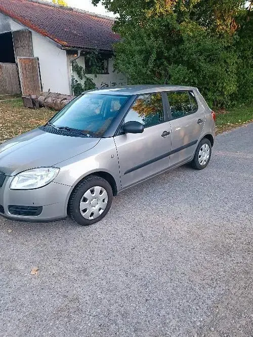 Gebraucht Skoda Fabia 70 PS (51 kW) 2010 Silber Kleinwagen