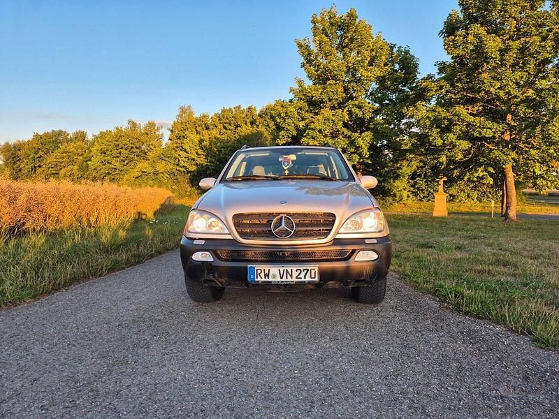Silber Gebraucht 2002 Mercedes ML270 SUV | 3.500 € (Etwas zu teuer) - Bild 1/4