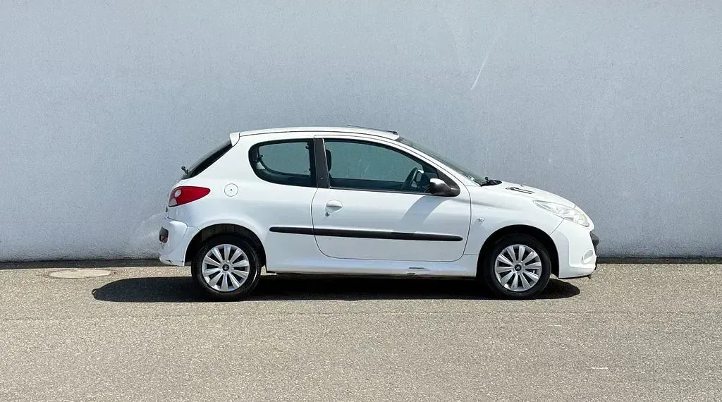 Gebraucht Peugeot 206+ 73 PS (53 kW) 2012 Weiß Kleinwagen