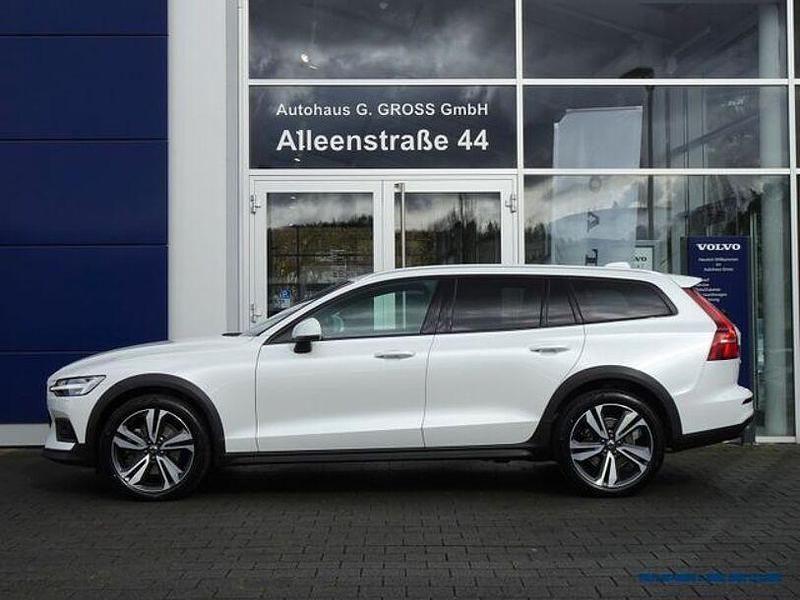 Gebraucht Volvo V60 CC Plus 197 PS (144 kW) 2022 Weiß Kombi