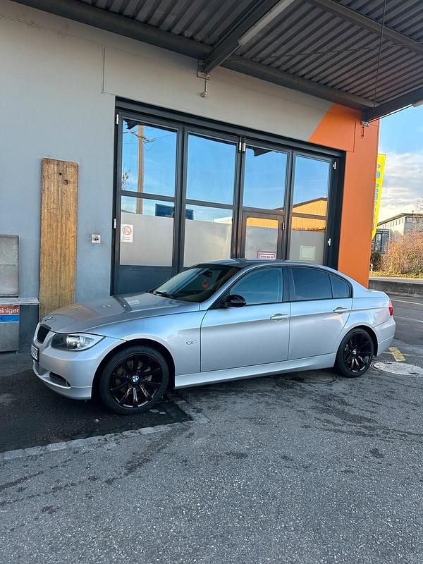 Silber Gebraucht 2005 BMW 320 Limousine | 8.900 € - Bild 1/4