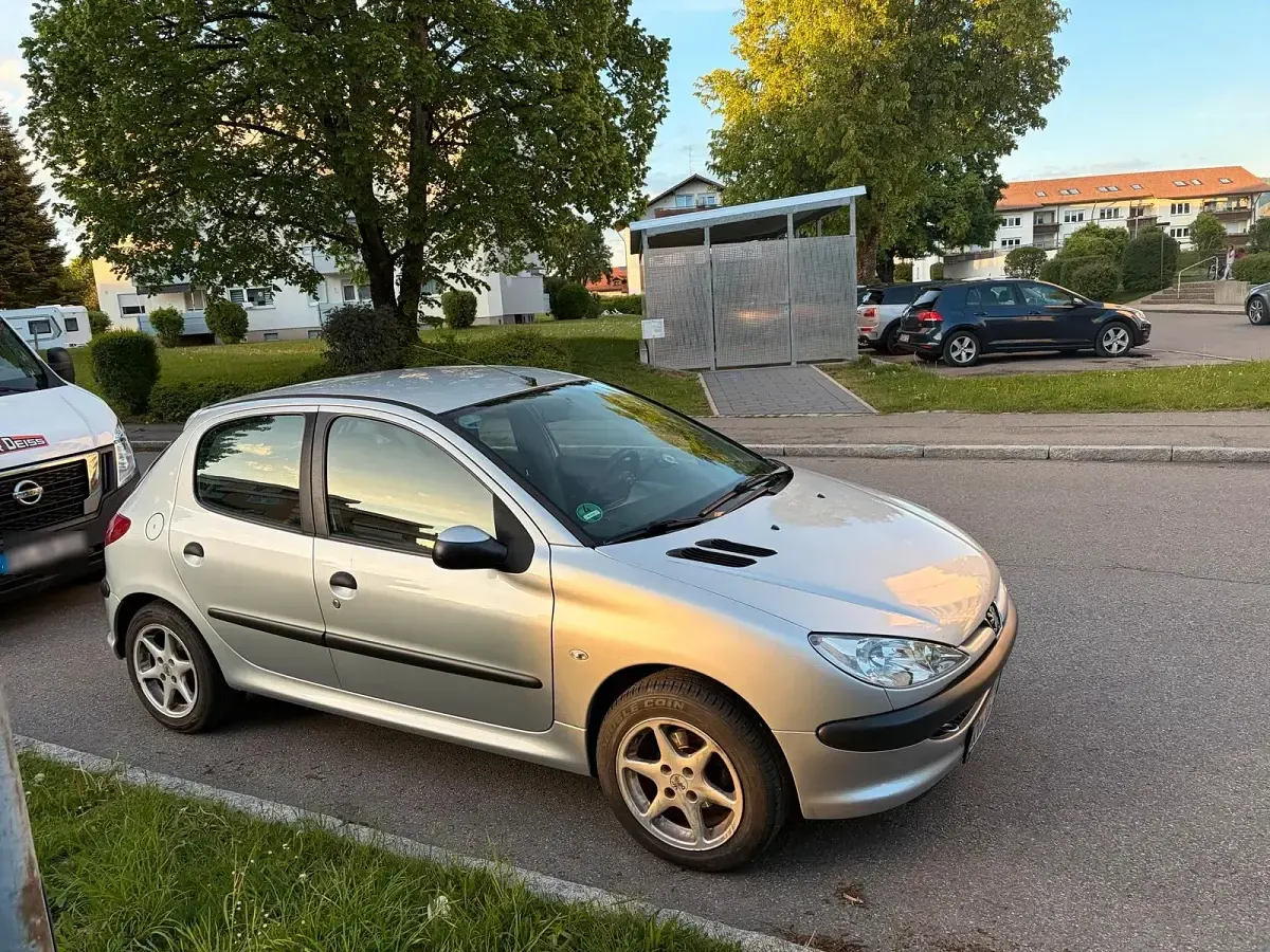 Gebraucht Peugeot 206 74 PS (54 kW) 2008 Silber Kleinwagen