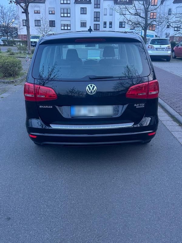 Second-hand VW Sharan 140 CP (102 kW) 2012 Negru Monovolum