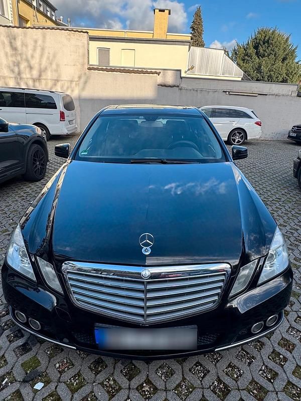 Gebraucht Mercedes E220 177 PS (130 kW) 2010 Schwarz Limousine