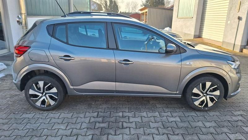 Neu Dacia Sandero Expression 101 PS (74 kW) 2026 Grau Limousine