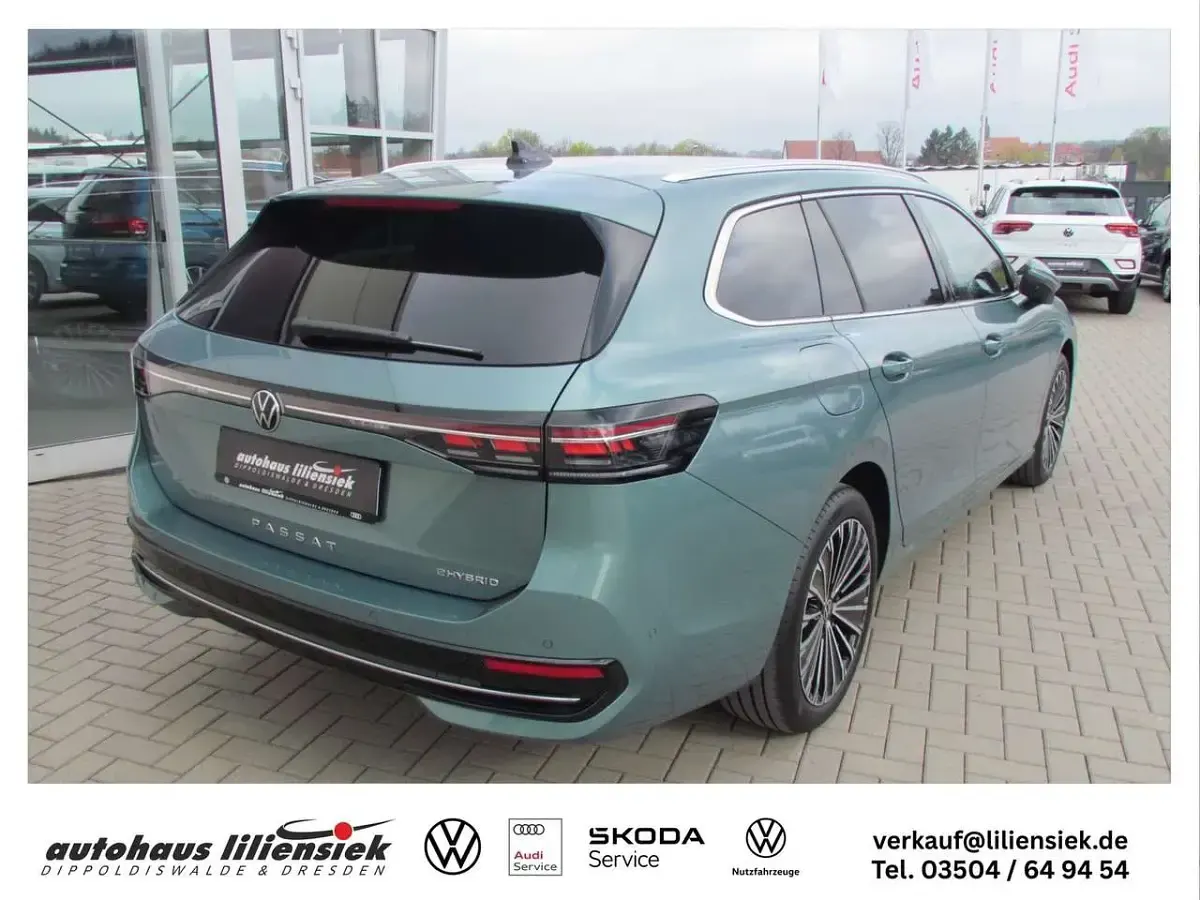 Gebraucht VW Passat Elegance 204 PS (150 kW) 2025 Grün Kombi