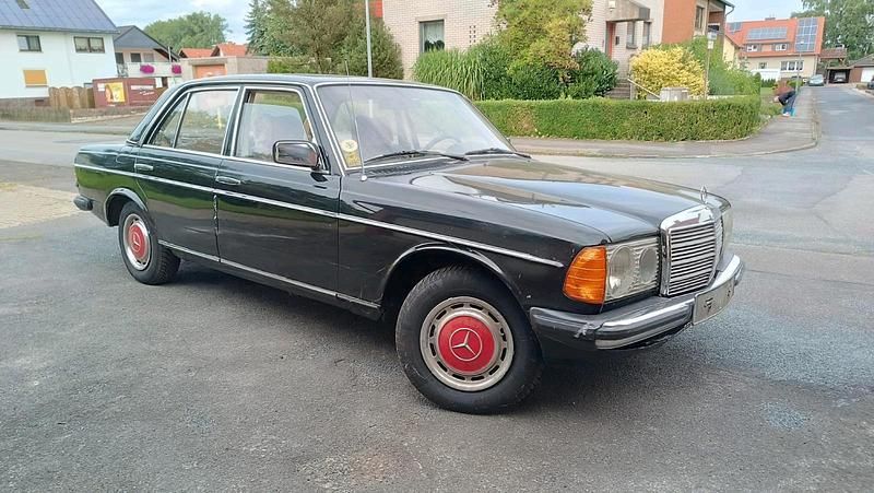 Schwarz Gebraucht 1982 Mercedes 240 Limousine | 5.500 € - Bild 1/4