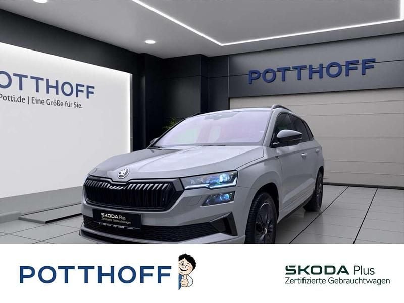 Stahlgrau Gebraucht 2024 Skoda Karoq SportLine SUV | 33.997 € (Superpreis) - Bild 1/4