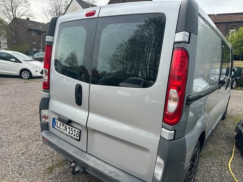 Second-hand Opel Vivaro 114 CP (83 kW) 2012 Argintiu Monovolum