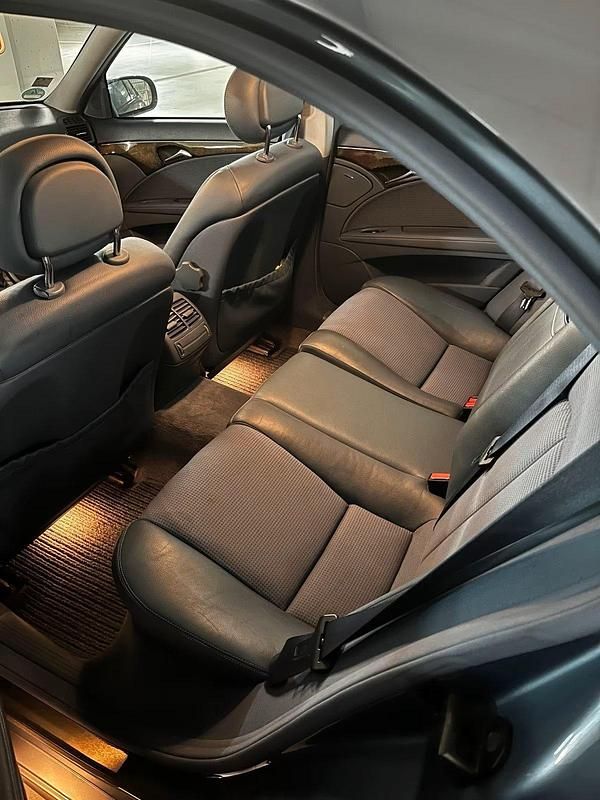 Second-hand Mercedes E320 224 CP (164 kW) 2003 Albastru Berlinǎ