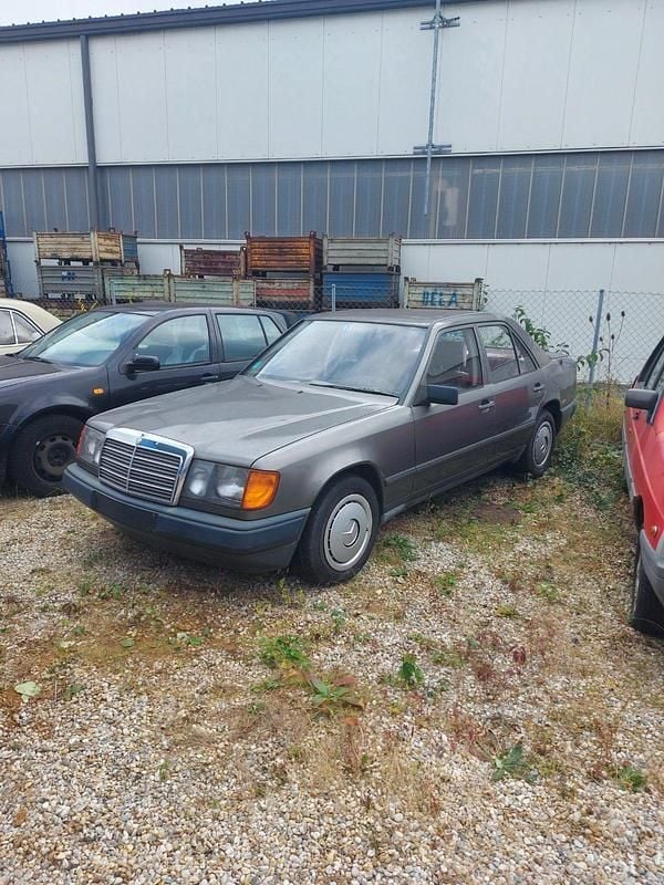 Grau Gebraucht 1986 Mercedes E260 Limousine | 1.990 € - Bild 1/4