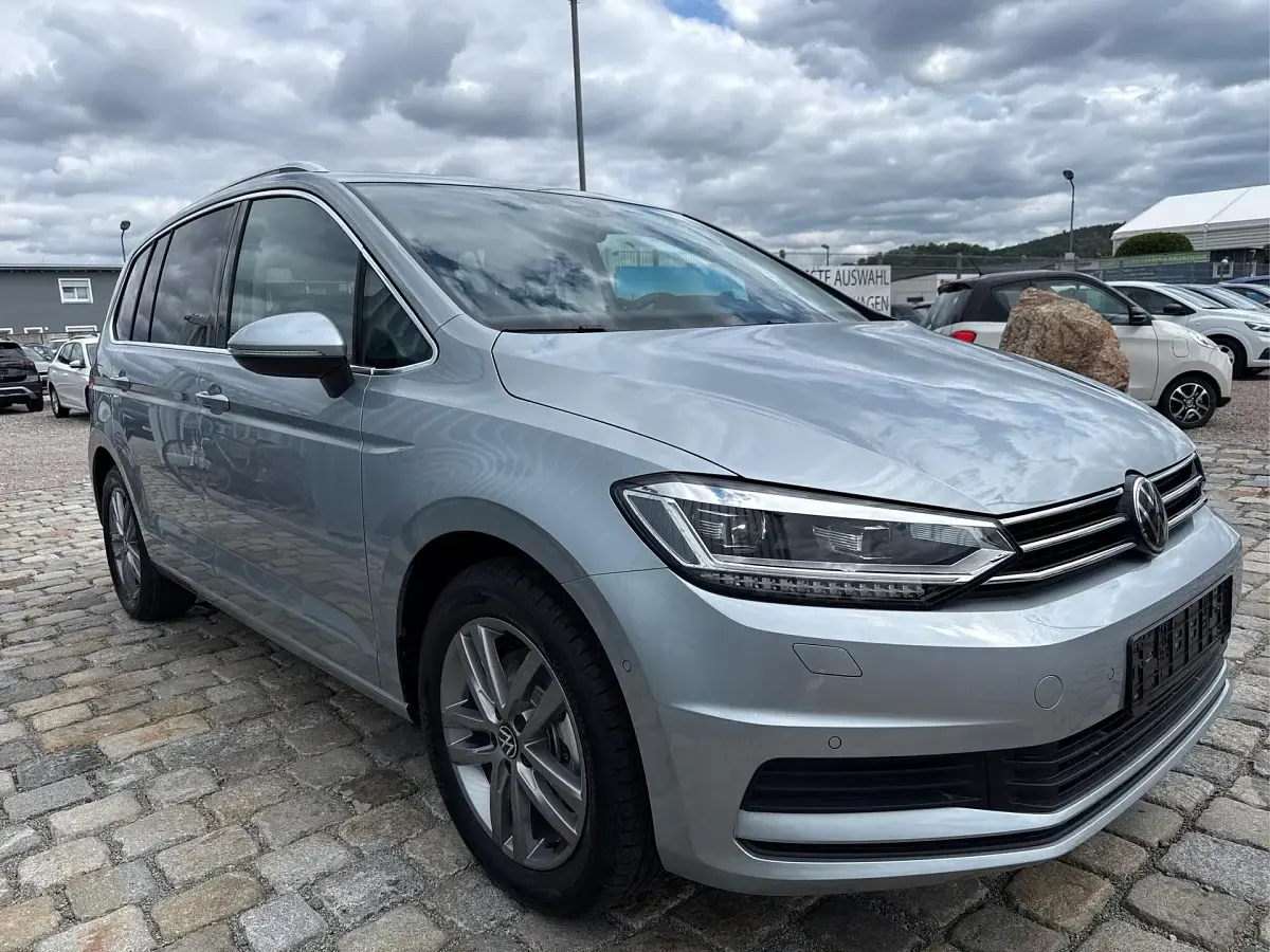 Neu VW Touran Comfortline 150 PS (110 kW) 2026 Oystersilber metallic Van / Kleinbus