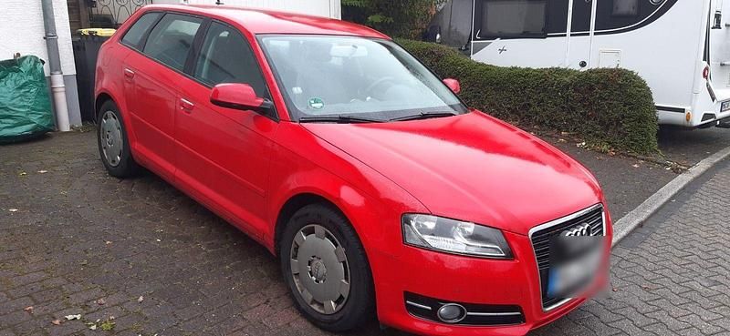 Rot Gebraucht 2011 Audi A3 Sportback Ambiente Kombi | 4.700 € (Superpreis) - Bild 1/4