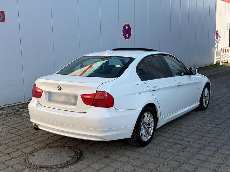 Gebraucht BMW 318 143 PS (105 kW) 2012 Weiß Limousine