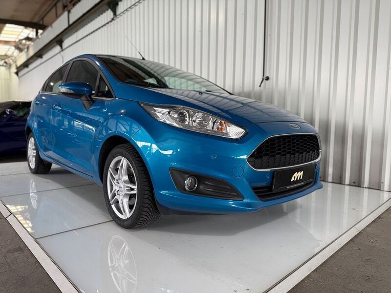 Blau Gebraucht 2016 Ford Fiesta Celebration Kleinwagen | 8.790 € (Etwas zu teuer) - Bild 1/4