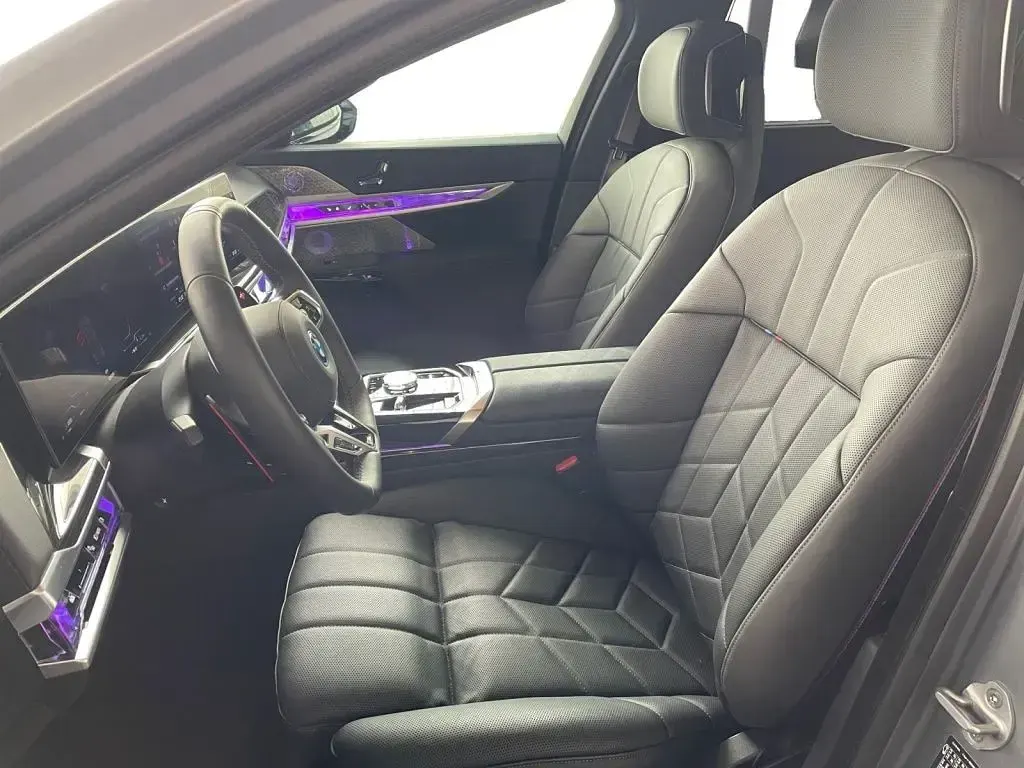 Gebraucht BMW M760e Sport Line 381 PS (280 kW) 2025 Grau Limousine