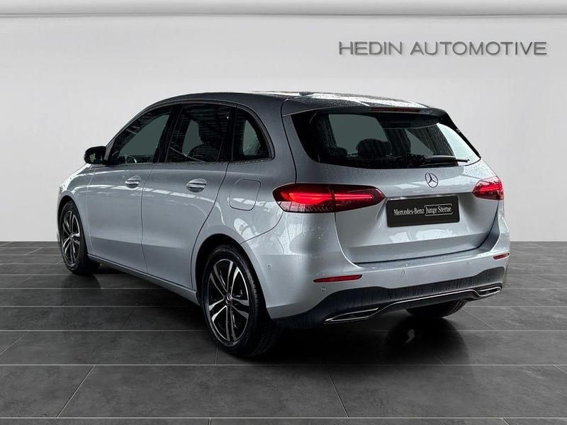 Gebraucht Mercedes B200 Progressive 163 PS (119 kW) 2024 Silber Van / Kleinbus