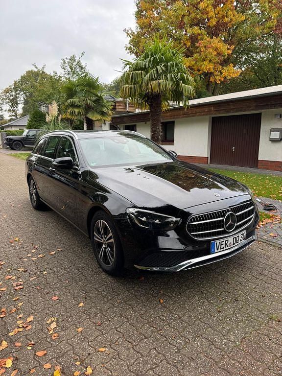 Schwarz Gebraucht 2024 Mercedes E200 Avantgarde Limousine | 45.000 € (Superpreis) - Bild 1/4