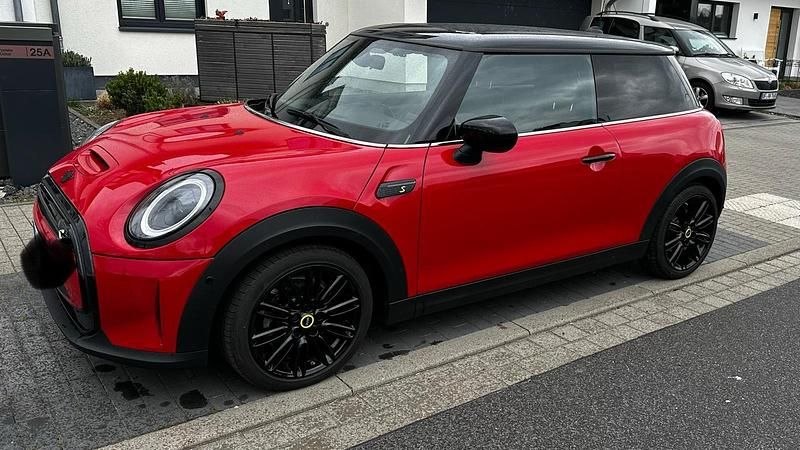Rot Gebraucht 2022 Mini Cooper SE Kleinwagen | 19.500 € (Etwas zu teuer) - Bild 1/4