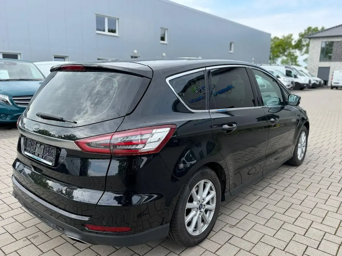 Gebraucht Ford S-MAX Titanium 179 PS (131 kW) 2017 Schwarz Van / Kleinbus