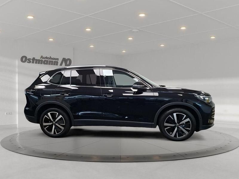 Gebraucht VW Tiguan Elegance 150 PS (110 kW) 2024 Deep black perleffekt SUV