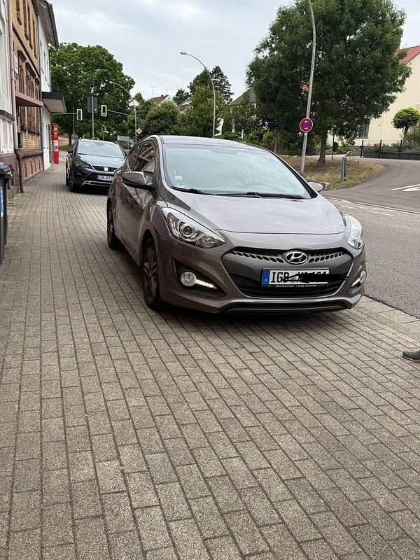 Braun Gebraucht 2013 Hyundai i30 Limousine | 3.500 € (Superpreis) - Bild 1/4