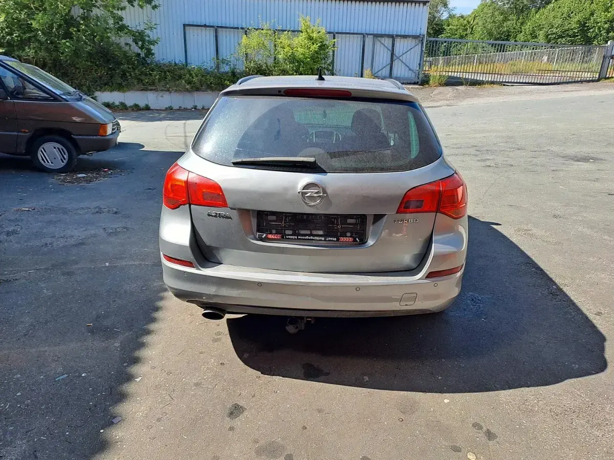 Gebraucht Opel Astra 140 PS (102 kW) 2011 Grau Kombi