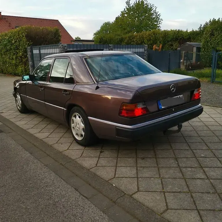 Gebraucht Mercedes E250 126 PS (92 kW) 1992 Violet Limousine