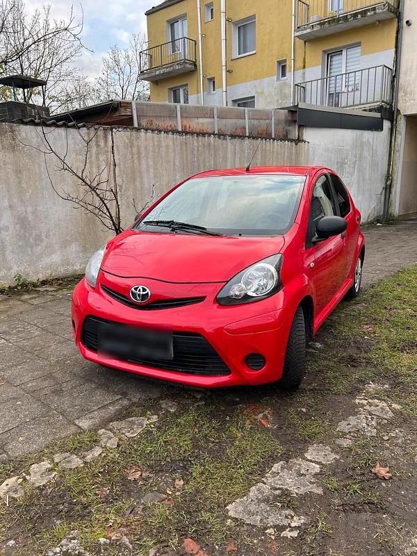 Gebraucht Toyota Aygo 68 PS (50 kW) 2012 Rot Kleinwagen