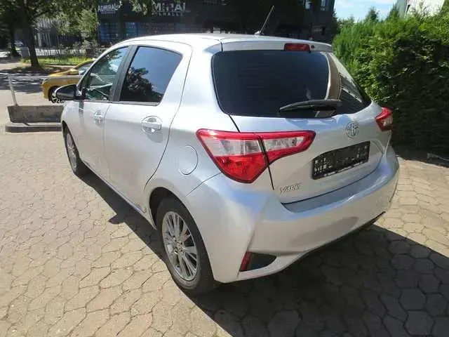 Gebraucht Toyota Yaris Team 111 PS (81 kW) 2018 Silber Limousine