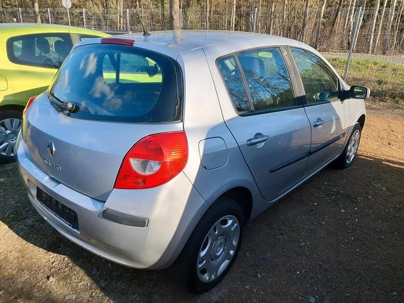 Gebraucht Renault Clio II 75 PS (55 kW) 2008 Silber Limousine