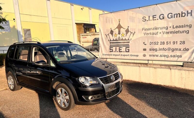 Deep black perleffekt Gebraucht 2009 VW Touran Cross Van / Kleinbus | 5.890 € (Guter Preis) - Bild 1/4