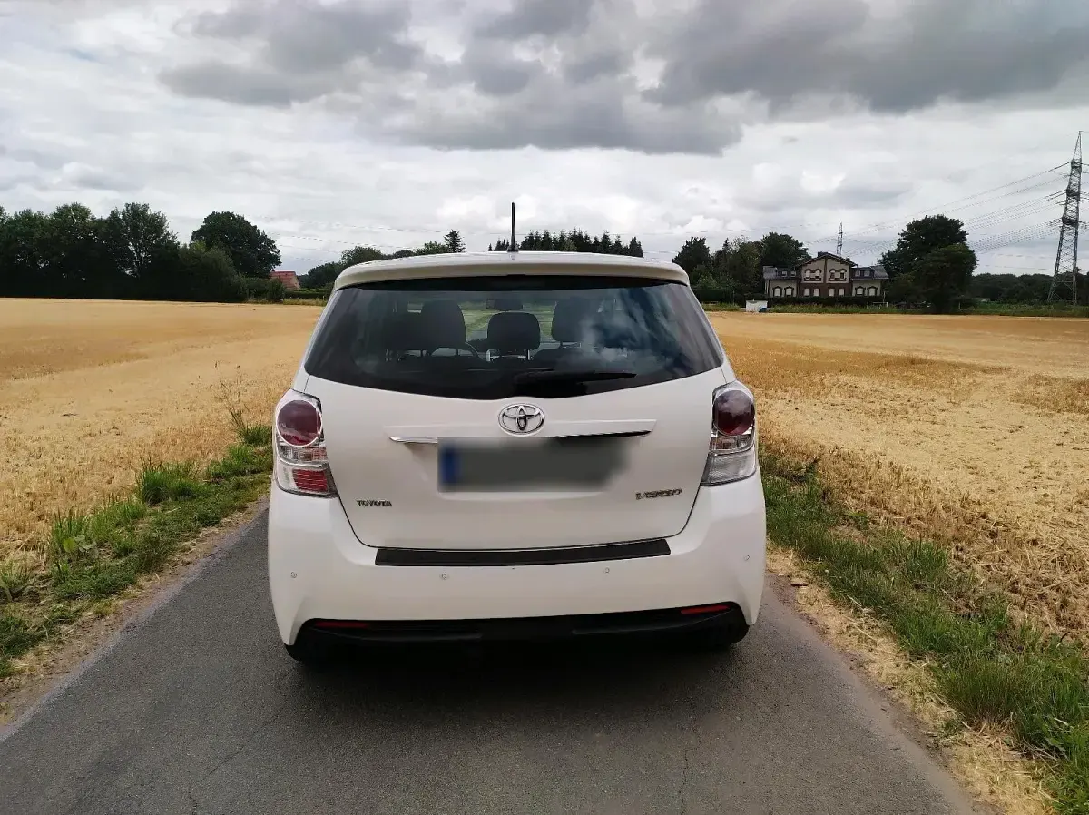 Gebraucht Toyota Verso 124 PS (91 kW) 2013 Weiß Van / Kleinbus