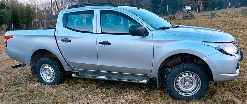 Używany Mitsubishi L200 153 KM (112 kW) 2015 Srebrny Pickup