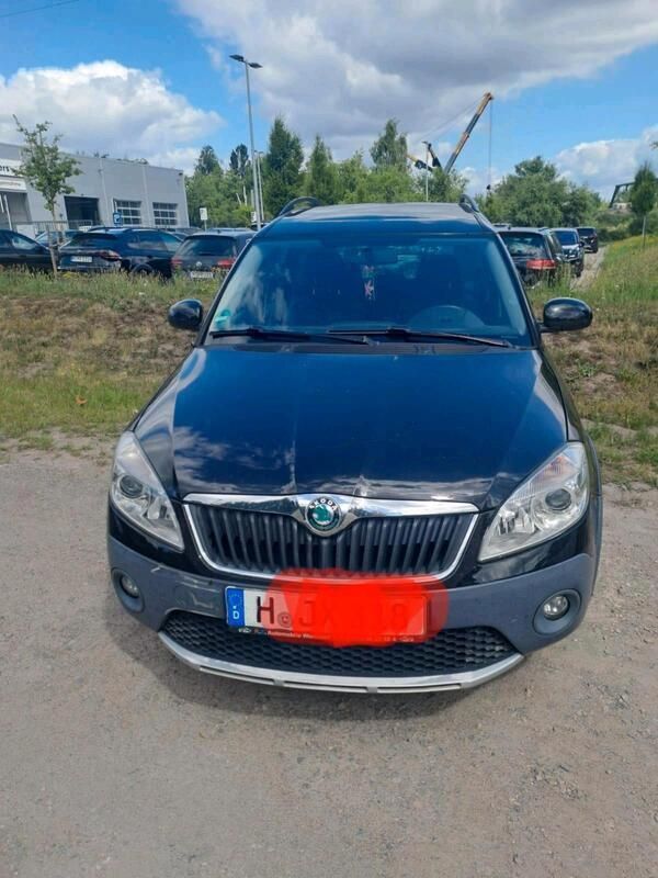 Schwarz Gebraucht 2012 Skoda Roomster Scout Kombi | 4.600 € - Bild 1/4