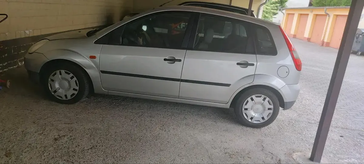 Używany Ford Fiesta 60 KM (44 kW) 2002 Srebrny Hatchback